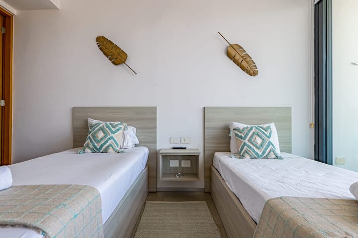 Dormitorio con dos camas individuales