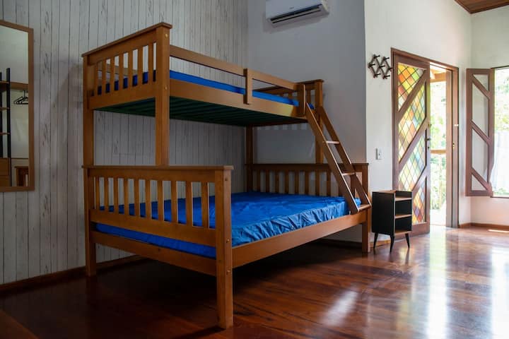 Quarto climatizado com beliche, ideal para famílias ou grupos