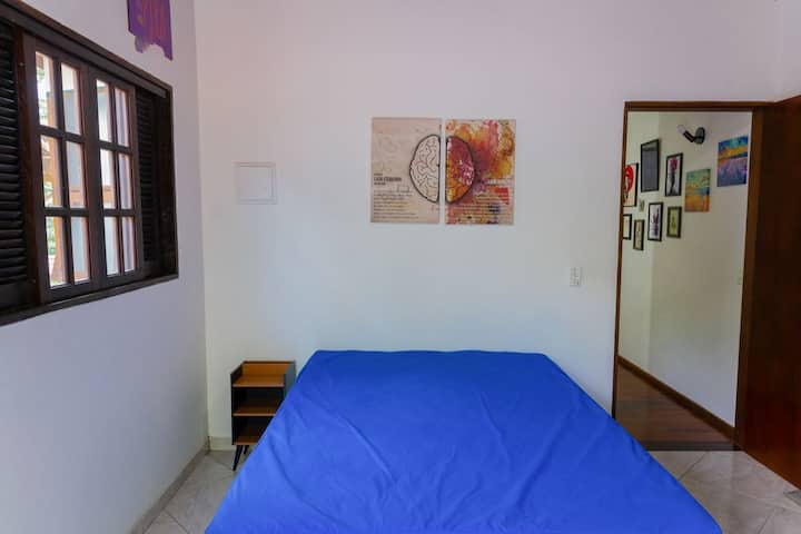 Quarto confortável, perfeito para noites de descanso e tranquilidade
