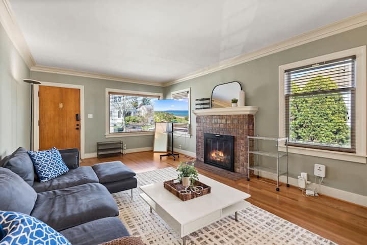 World Cup Stay | Green Lake Upper Unit + Parking - Seattle, WA