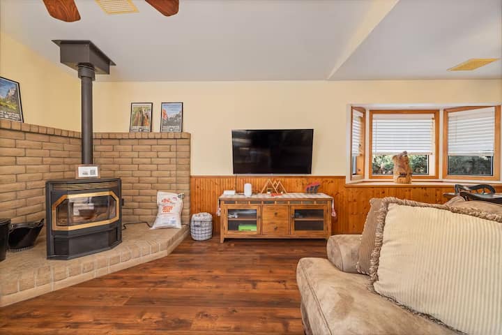Cozy Yosemite Cabin W/ Hot Tub - Oakhurst, CA