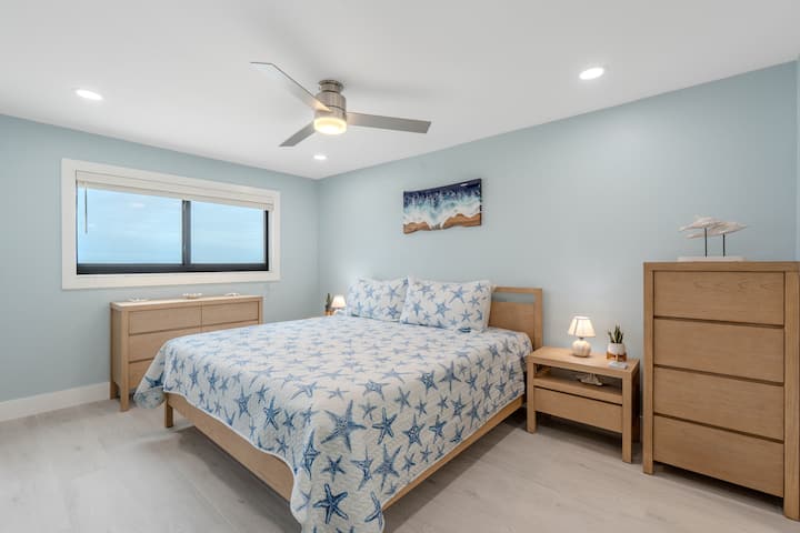 Dormitorio principal con cama king.