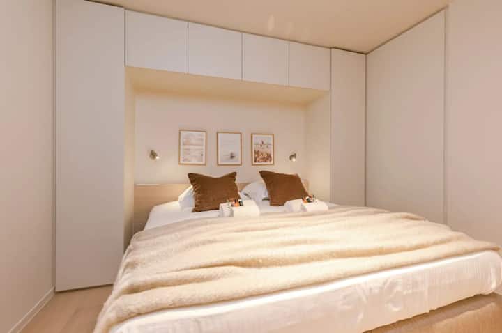 غرفة نوم مزدوجة مريحة مع بياضات ناعمة ومساحة تخزين مدمجة.