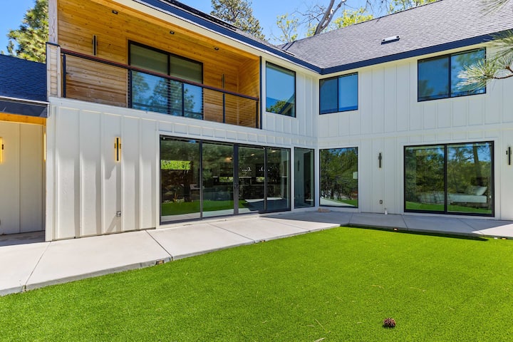 A Showstopper Mountain Retreat In Lake Arrowhead - Lake Arrowhead, CA