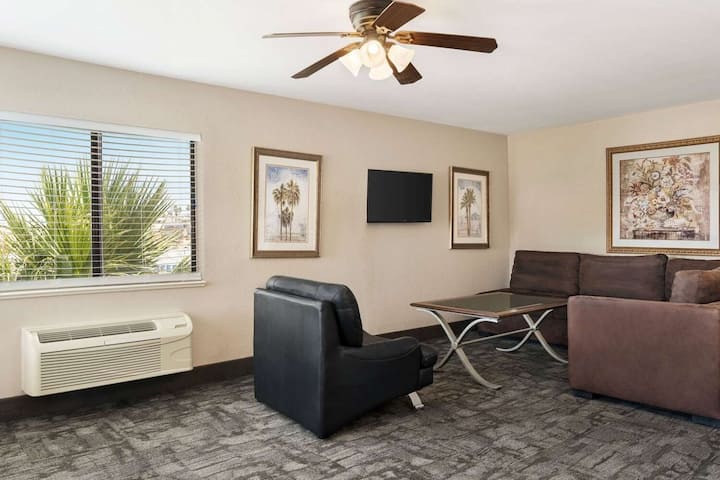 Travelodge Lake Havasu | Grand King Suite - Lake Havasu City, AZ