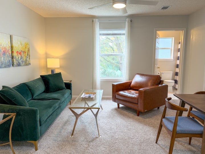 Lee Petite: Cozy King Suite In Pensacola - Pensacola, FL