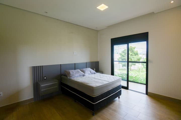 Amplo quarto ideal para conforto e descanso