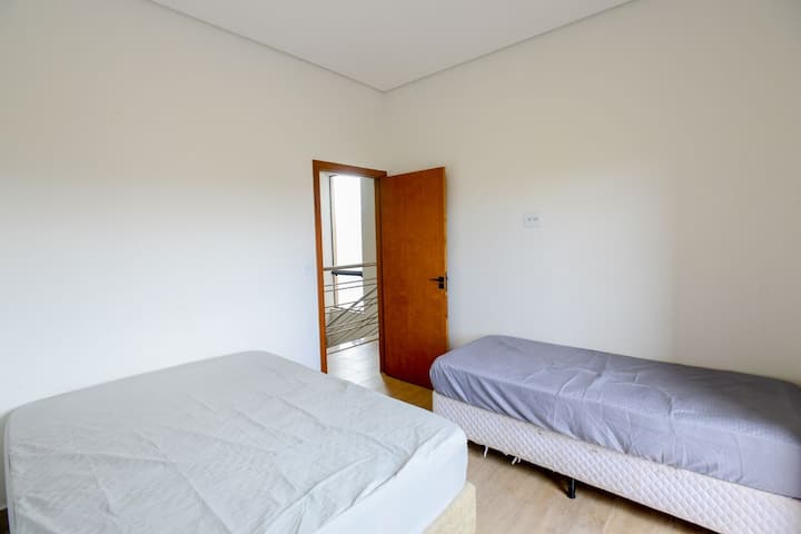 Quarto confortável para descanso após passeios