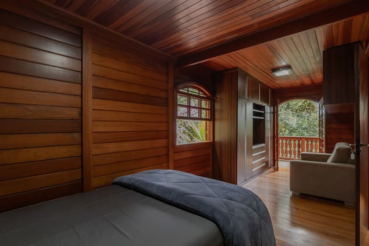 Quarto com armário para melhor organização dos pertences