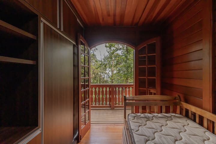 Quarto com acesso à sacada para aproveitar o exterior
