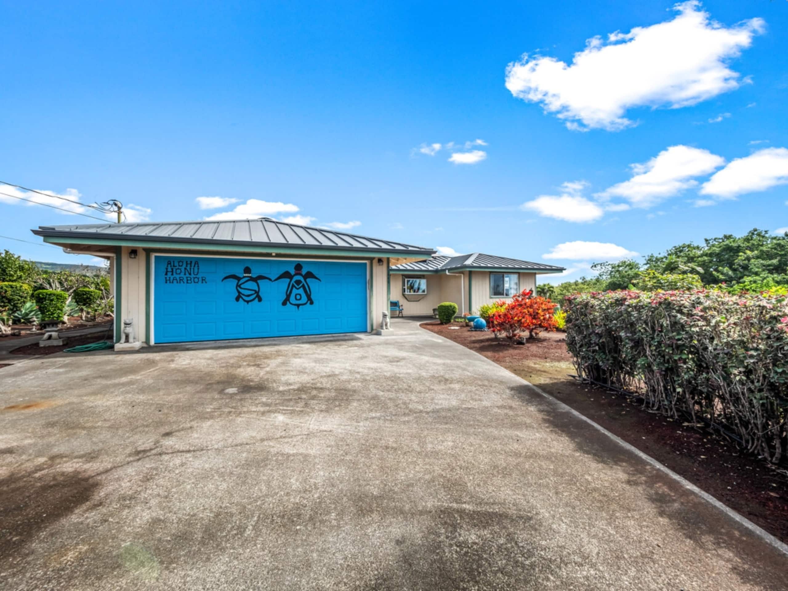 Home in Naalehu · ★4.8 · 3 bedrooms · 3 beds · 2 shared baths - Image 11
