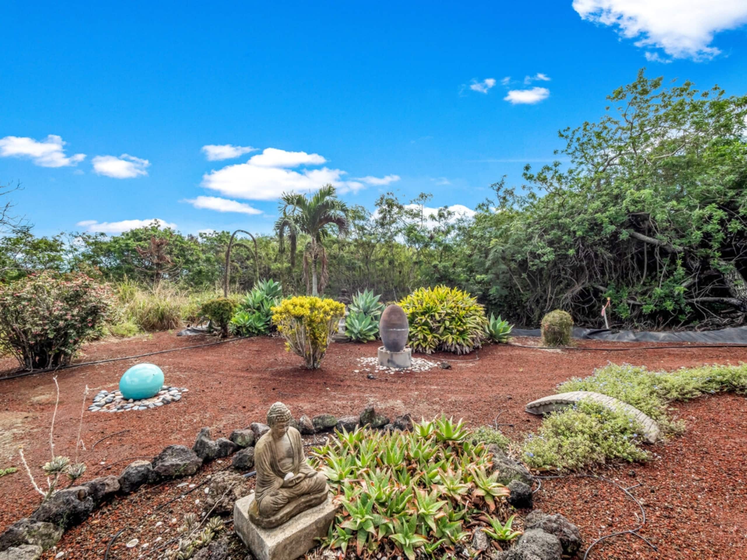 Home in Naalehu · ★4.8 · 3 bedrooms · 3 beds · 2 shared baths - Image 21