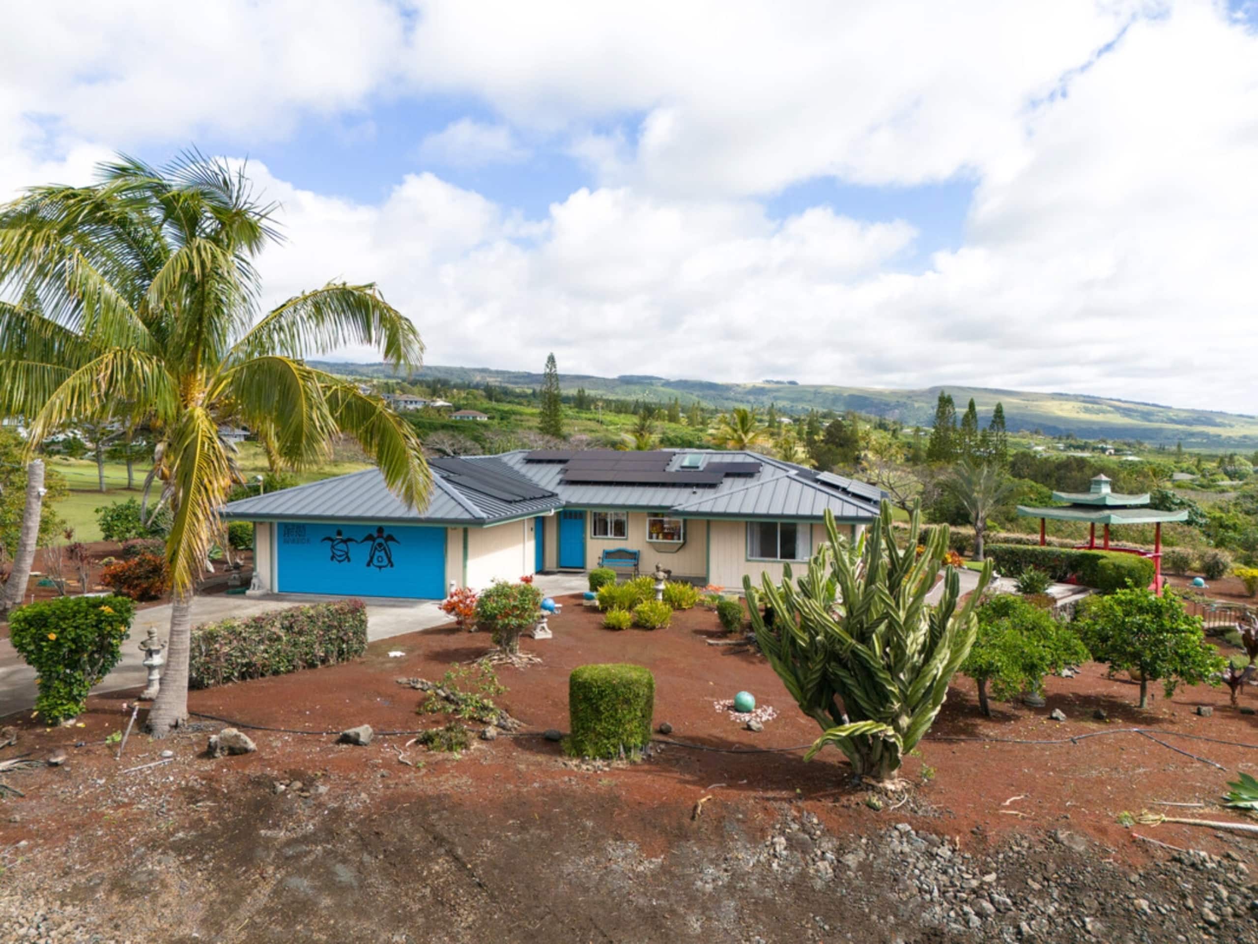 Home in Naalehu · ★4.8 · 3 bedrooms · 3 beds · 2 shared baths - Image 2