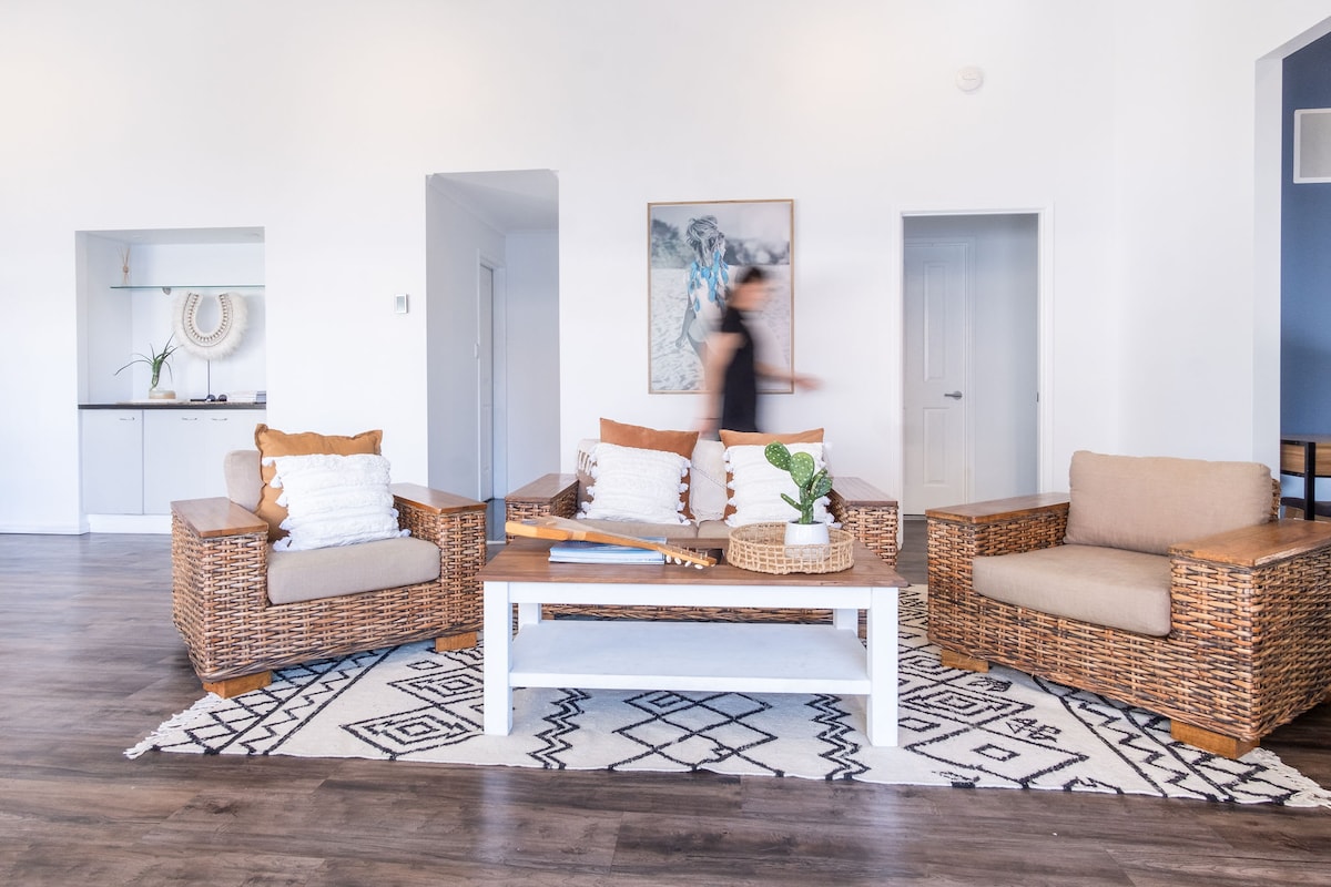 设施齐全的起居室。