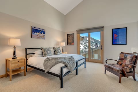 Updated Condo with Fireplace and Private Hot Tub