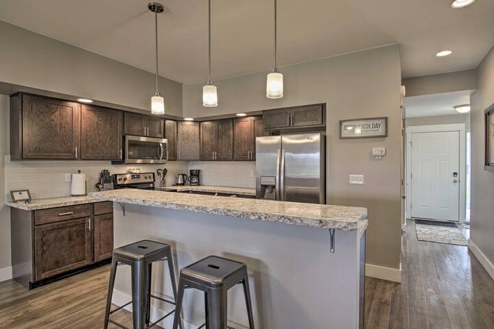 “Elegant Escape” (KING BED) Great Location! gallery image 5