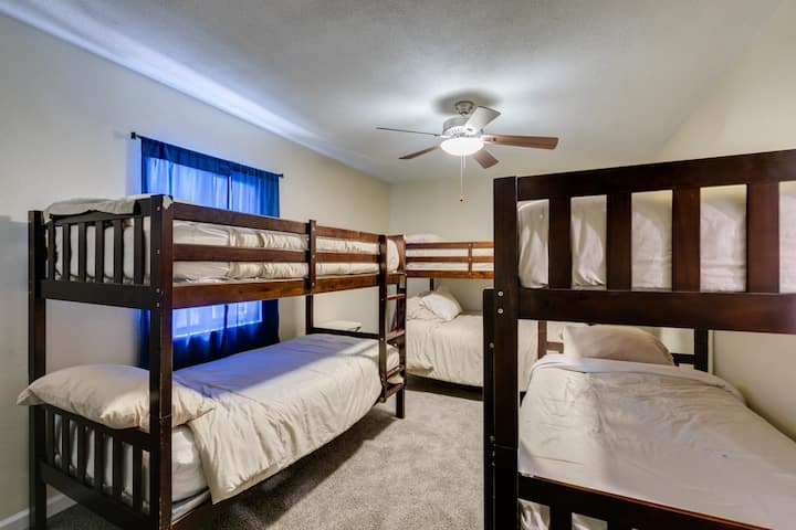 他的双层床房间！ 五张单人床，一张双人床！