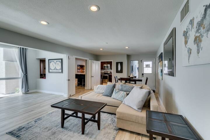 Downtown Vegas Oasis! gallery image 3