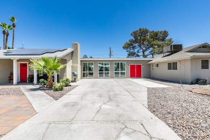 Downtown Vegas Oasis! gallery image 2