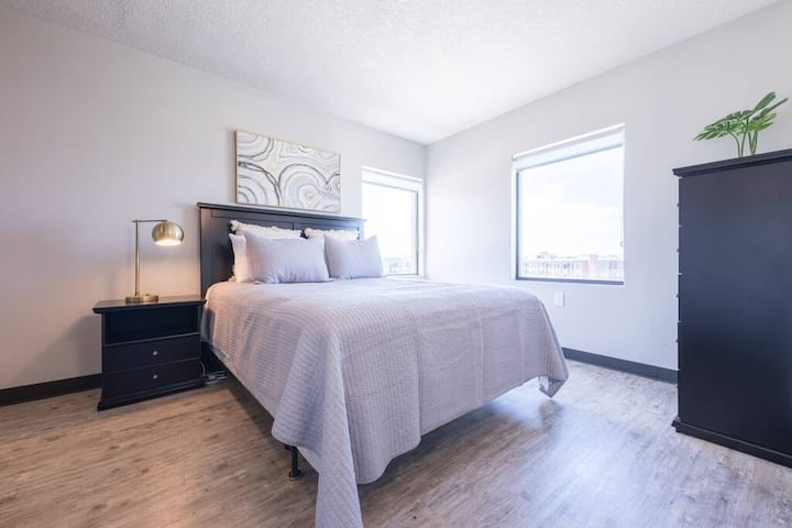 Stunning Downtown Views, Fast Wifi, Free Parking &