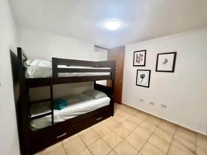 Საძინებელი 2: 2 ერთადგილიანი საწოლი (ორსართულიანი საწოლი) + 1 გამოსაწევი ერთადგილიანი საწოლი