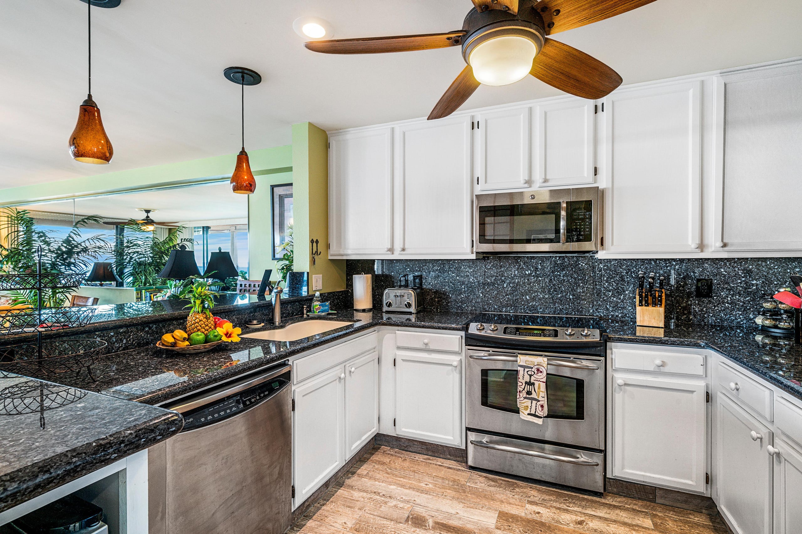 Condo in Kailua-Kona · ★4.93 · 2 bedrooms · 3 beds · 2 baths - Image 11