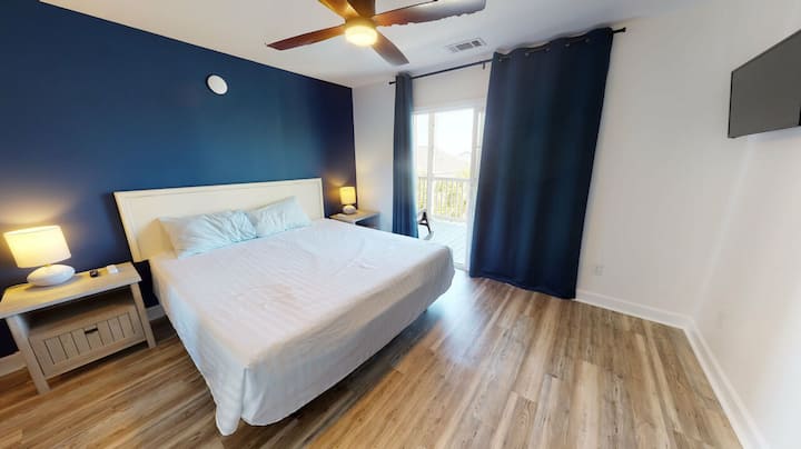 Pokojná spálňa s vlastným prístupom na balkón a prirodzeným svetlom. Zobuďte sa osviežení počas dovolenky v Myrtle Beach!