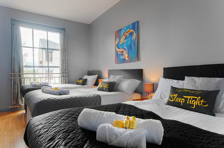 The Berwyn Berwyn House Central Wrexham Sleeps Up To 7 Flats For Rent In Wrexham Wales United Kingdom