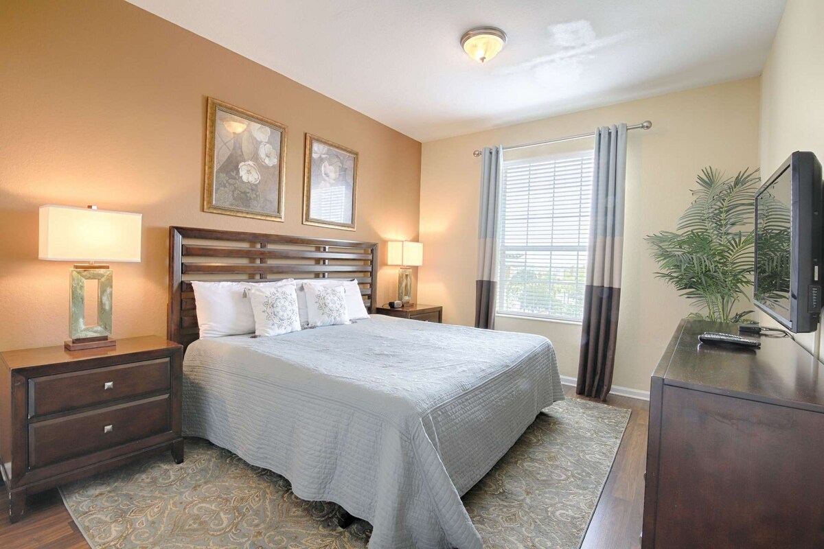 Nadrozmerná hlavná spálňa s manželskou posteľou King s vlastnou kúpeľňou a televízorom s plochou obrazovkou