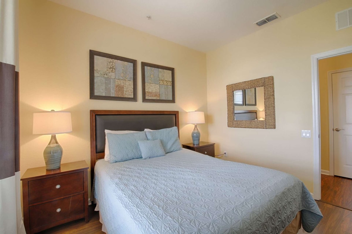 Spálňa s manželskou posteľou Queen - výhľad #4