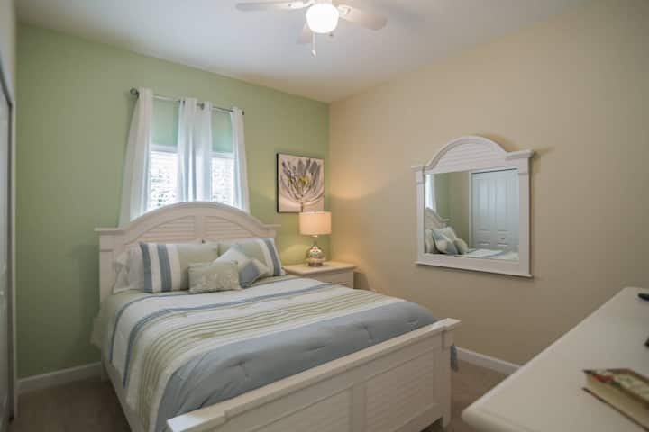 Izba s manželskou posteľou veľkosti Queen na prízemí a TV s plochou obrazovkou