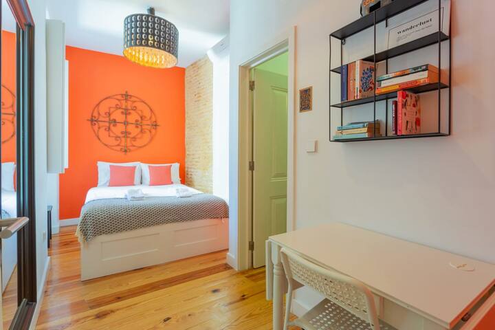 Chiado 4BR | A/C, Balcony, Parking & Monuments gallery image 3