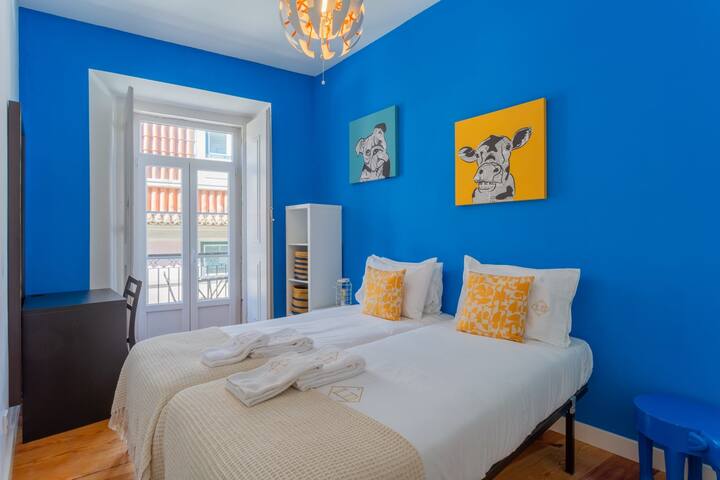 Chiado 4BR | A/C, Balcony, Parking & Monuments gallery image 2