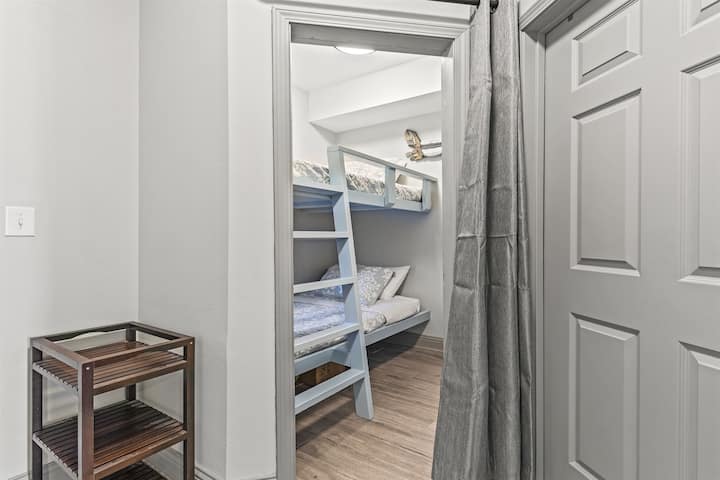 חדר קומותיים עם שתי מיטות נפרדות, טלוויזיה עם מסך שטוח.