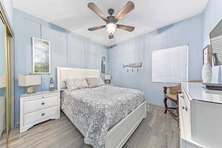 חדר שינה שני, מיטת קווין סייז, טלוויזיה עם מסך שטוח