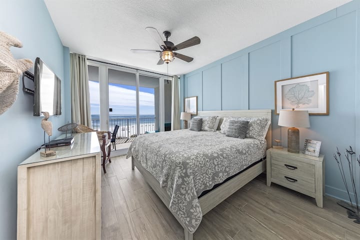 חדר שינה ראשי, מיטת קינג סייז, טלוויזיה עם מסך שטוח, נוף למרפסת