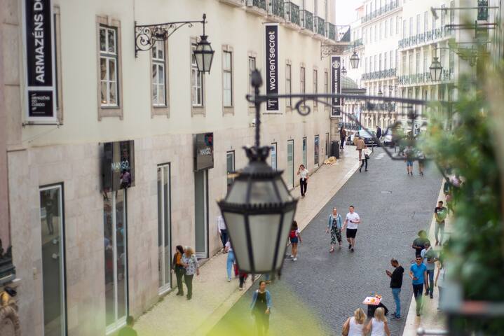 Lv Premier Chiado CH9 elevator, balconies, center gallery image 4