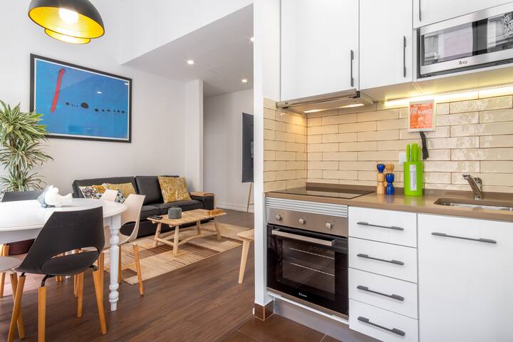 Lv Premier Chiado CH9 elevator, balconies, center gallery image 5