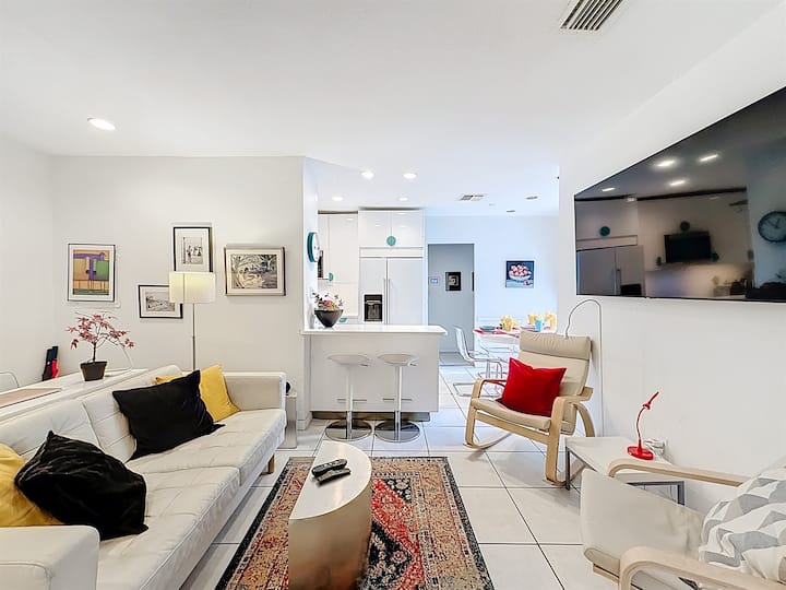 Spacious Beach Gem: Perfect For Couples & Groups - Miami Beach, FL
