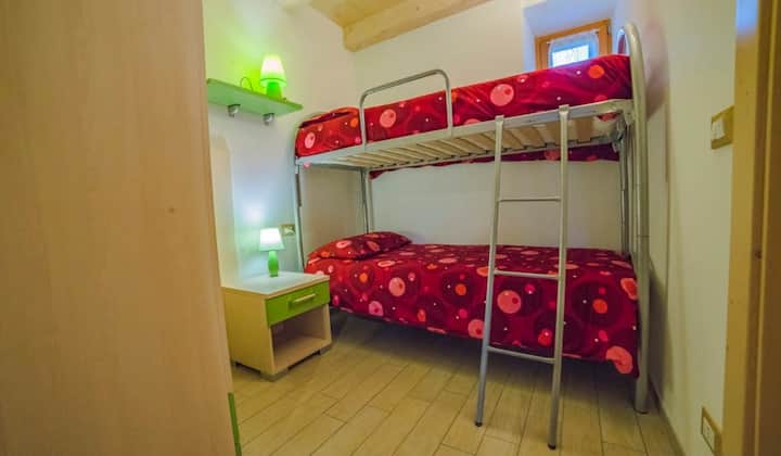 חדר_ילדים_וחדר_אמבטיה_גירסה_אדומה_2