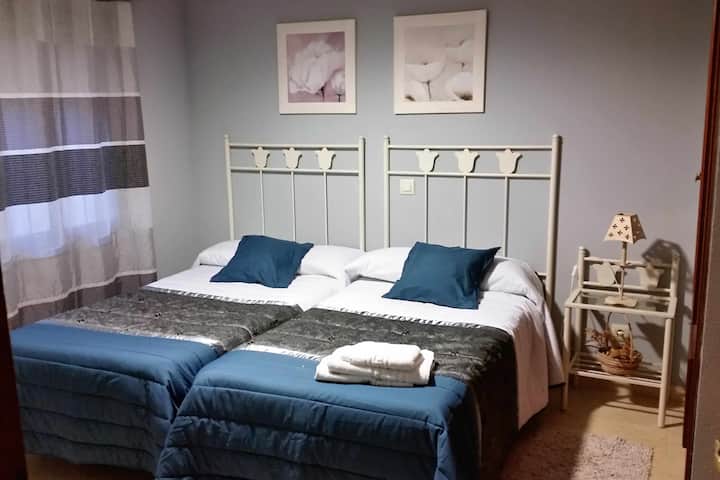 Spavaća soba s 2 kreveta širine 90 cm i krevetom za djecu do 7 godina, imamo sigurnosnu barijeru, a spavaća soba ima kupaonicu s tušem.