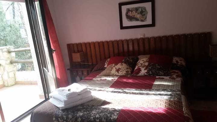 Ova spavaća soba ima terasu s pogledom na prirodni rezervat i krevet širine 150 cm. Kupaonica s velikim tušem, posteljina i ručnici.