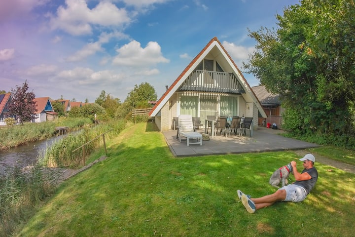 6 pers. house 'Zonnehuis' at a typical dutch canal