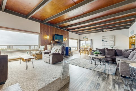 Charming 2BR Oceanfront | Hot Tub | Fireplace