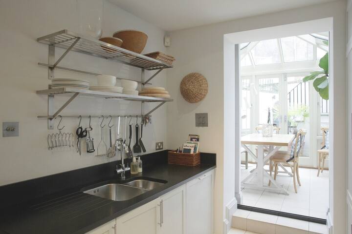 3 bed Chelsea Townhouse near Harrods & Kings Road gallery image 5