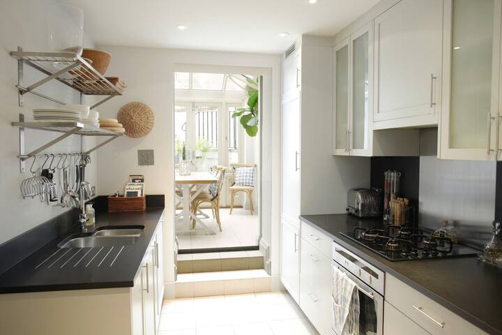 3 bed Chelsea Townhouse near Harrods & Kings Road gallery image 4