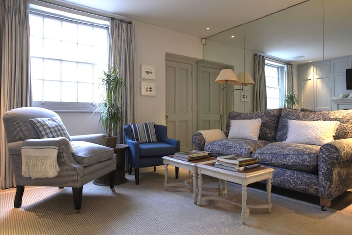3 bed Chelsea Townhouse near Harrods & Kings Road
