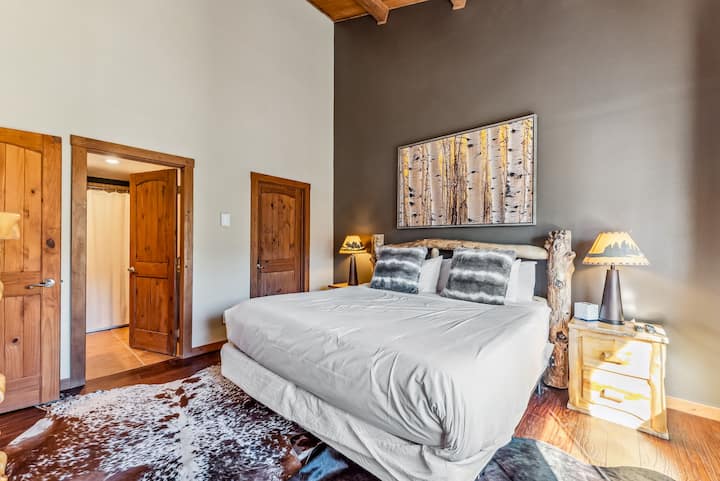 Dhoma e gjumit nr. 1: krevat dopio "king-size", televizor inteligjent, komodinë, dollap, banjë brenda dhomës
