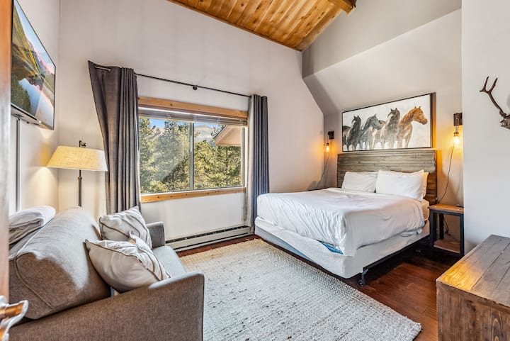 Dhoma e gjumit 2: Krevat dopio "queen", televizor inteligjent, një karrige e madhe, komodinë
