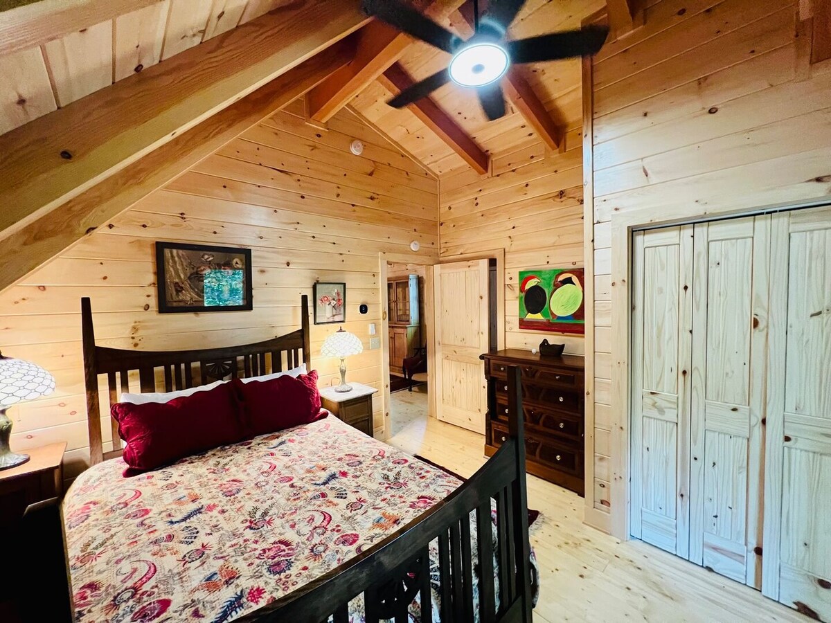 חדר שינה קווין למעלה עם מרפסת פרטית.